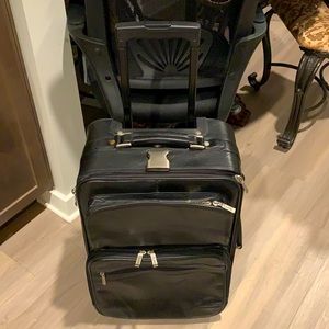 All leather perfect size Clava suitcase spinner